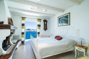 杜布罗夫尼克Beach House Sveti Jakov 2的卧室配有白色的床和壁炉