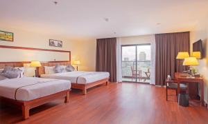 金边Poulo Wai Hotel & Apartment的酒店客房设有两张床和一个阳台。