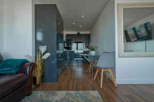 利物浦Bright & Comfortable 2-Bedroom Central Flat with Parking的客厅配有沙发和桌子