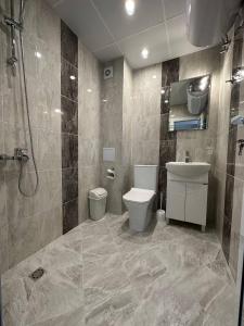帕莫瑞Studios and Apartments Pomorie的浴室配有卫生间、盥洗盆和淋浴。