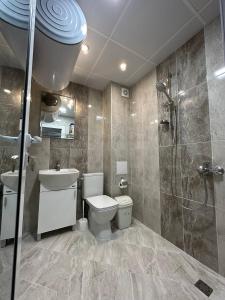 帕莫瑞Studios and Apartments Pomorie的浴室配有卫生间、盥洗盆和淋浴。