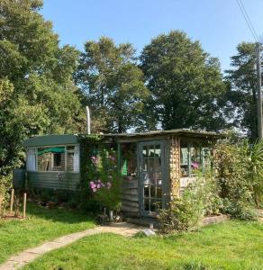 赫尔斯顿Olive's Cabin的院子里有鲜花的小房子