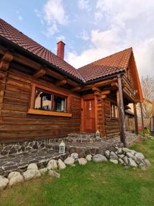 日亚尔Drevenica Západné Tatry的小木屋设有门廊和窗户