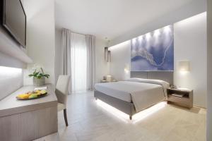 圣费利切德尔贝纳科索尼欧餐厅酒店的一间卧室配有一张床和一张带果盘的桌子