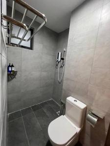 古晋Elegant Armadale Homestay With Pool at Galacity的浴室配有白色卫生间和淋浴。