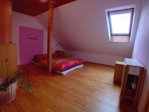 Ubytko v Rajeckej doline的卧室位于客房的角落,配有一张床