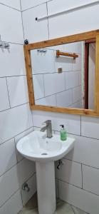 拉利贝拉Light and airy villa in Lalibela的浴室设有白色水槽和镜子