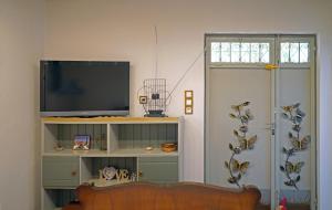 卡拉马塔VENI Olive House的一间带电视和沙发的客厅
