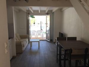 安格雷T3 en duplex avec grande piscine的客厅配有桌子和沙发