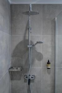 蒂加基盖亚村酒店的浴室里设有玻璃门淋浴
