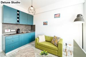 锡比乌Cloud Studio的厨房配有蓝色橱柜和绿色沙发