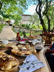 BulqizëKulla Hupi Agriturism的一张桌子上放着一大堆食物