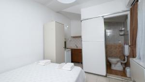 伯萨Huzur Pansiyon ve Cay Bahcesi的白色的浴室设有床和卫生间。