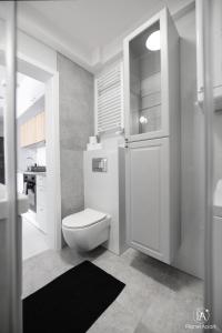 达尔沃沃PlanetAparts的白色的浴室设有卫生间和水槽。
