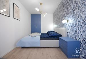 达尔沃沃PlanetAparts的一间卧室设有蓝色的床和墙壁