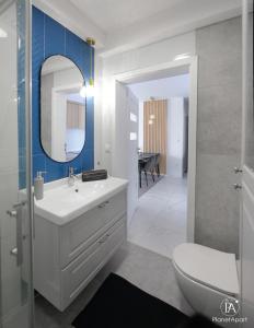 达尔沃沃PlanetAparts的一间带水槽、卫生间和镜子的浴室