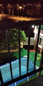 格罗韦Casa, apartment dúplex independiente的夜晚从阳台可欣赏到游泳池的景色