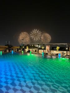 亚喀巴mass paradise2的夜间游泳池,背景是烟花