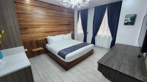 Comfort Inn的一间卧室配有一张木墙床