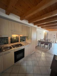 兰佐莫蒂坎塞Appartamento Concei的厨房配有木制橱柜和桌椅