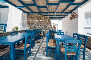 RámosTa Kabia Studios的餐馆里一排蓝色的桌椅