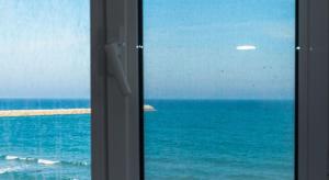 艾福雷诺德La Perla Bianca Residence的从窗户可欣赏到海景