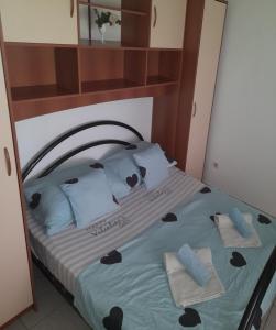 洛帕Leon的一间卧室配有一张床,上面有两条毛巾