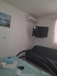 洛帕Leon的一间卧室配有一张床和一台平面电视