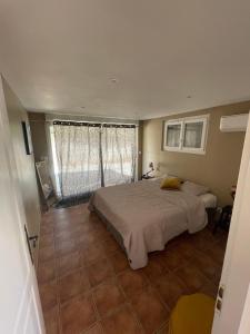 BédarridesSéde Vacante的一间卧室设有一张大床和一个窗户。
