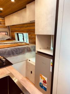 第比利斯best camper van in tbilisi的一间厨房,内设两张床和一台冰箱