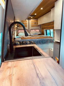 第比利斯best camper van in tbilisi的一间带水槽和床的厨房