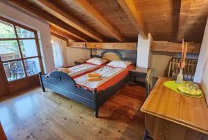 滨湖采尔兰德豪斯泽尔西酒店的一间卧室设有一张床和木制天花板