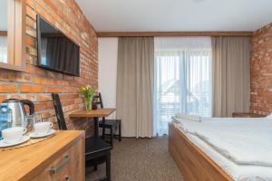 库瑞尼卡慕斯卡Baltik Park的酒店客房带一张床、一张桌子和椅子
