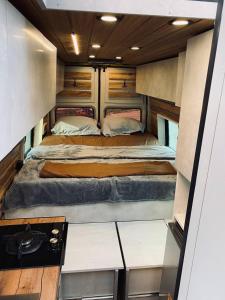 第比利斯best camper van in tbilisi的一张大床,位于一个小房间中间