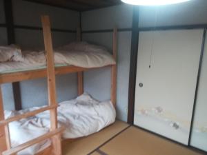 京都ez guest house的带两张双层床和一扇门的房间