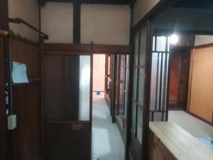 京都ez guest house的一间空房间,设有玻璃门和走廊