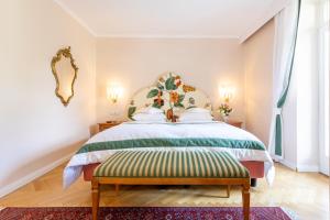 布列瑟农大象酒店的一间卧室配有一张带绿色和白色床单的床。