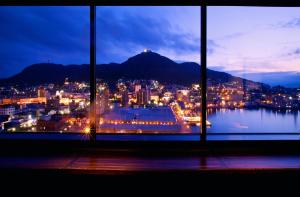 函馆拉碧斯达函馆湾的夜晚从窗户可欣赏到城市美景