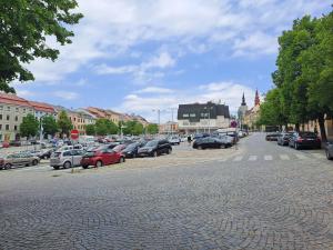 伊赫拉瓦Řehořův dům的一条城市街道,有汽车停在停车场