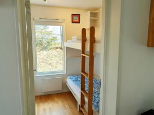 梅尔比斯特兰德Lovely holiday apartment in Mellbystrand的小房间设有双层床和窗户