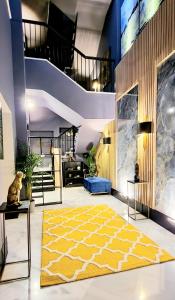 阿尔科斯-德拉弗龙特拉Boutique Suites的一间设有黄色地毯和楼梯的客厅