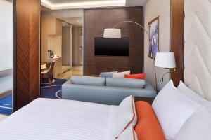吉达Jeddah Marriott Hotel Madinah Road的酒店客房,配有床和沙发