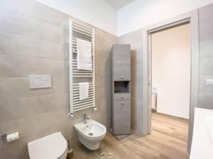 加拉蒂纳San Pietro Panoramic House的浴室配有白色卫生间和盥洗盆。
