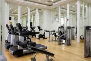 贝鲁特Versace Tower Luxury Suites - Downtown的健身房设有数台跑步机和健身自行车
