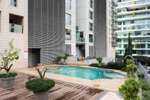 贝鲁特Versace Tower Luxury Suites - Downtown的一座游泳池,位于一些高楼前