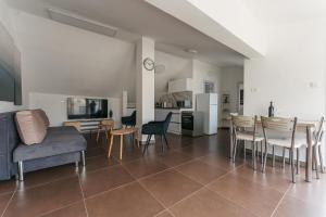 耶路撒冷ARISTO Machne Yehuda boutique apartments的客厅配有沙发和桌椅