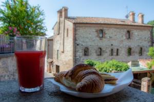 阿尔库阿佩特拉尔卡Borgo Petrarca的桌上的面包和一杯果汁