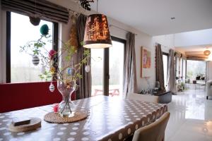 基拉尼Modern 4 Bedroom House Ring of Kerry -Killarney的一间用餐室,配有一张桌子和花瓶