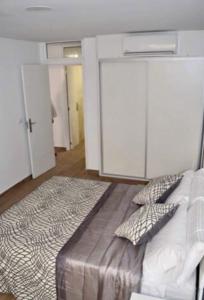 阿德耶paradise beach apartment的一间卧室配有一张大床和两个枕头