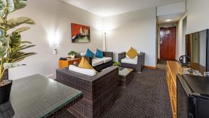 哈里史密斯African Sky Harrismith Inn的酒店客房设有两张沙发和一间客厅。